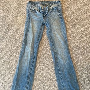 American Eagle low-waist blue jeans